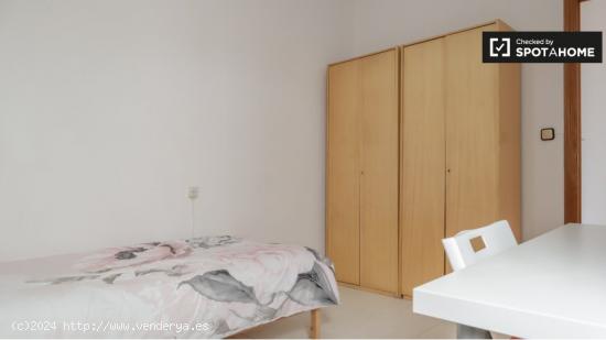 Habitación en apartamento de 5 dormitorios en Tetuán - MADRID