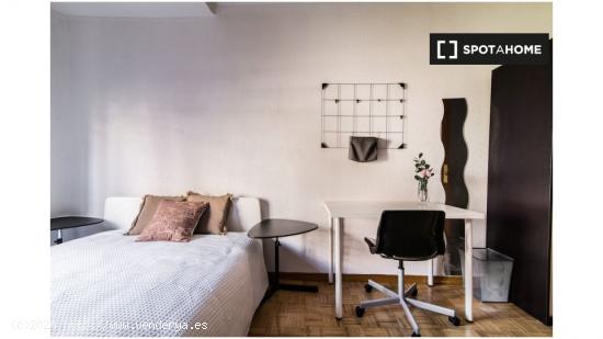 Habitaciones para alquilar en apartamento de 5 dormitorios en Madrid - MADRID