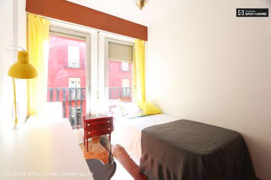 Habitación alegre con cama individual en alquiler en Príncipe Pío - MADRID