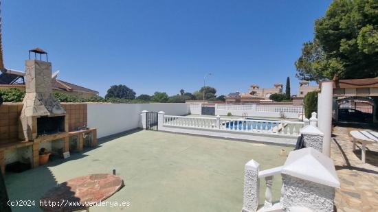 PEQUEÑO CHALET CON 600 M. DE PARCELA Y PISCINA PRIVADA - ZONA LA SIESTA, TORREVIEJA - - ALICANTE