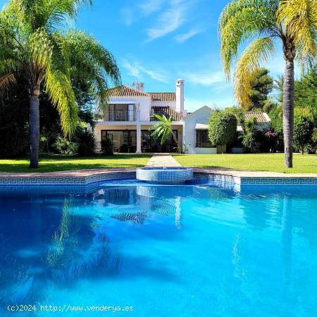 VILLA DE LUJO A ESCASOS METROS DE LA PLAYA EN EN GUADALMINA BAJA - MALAGA