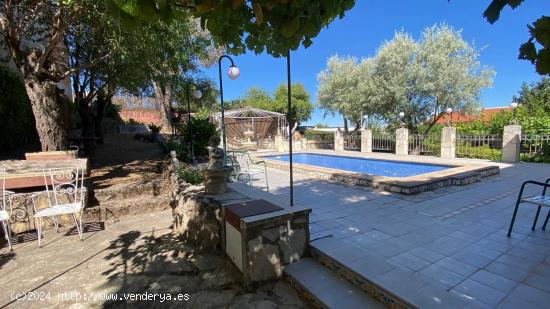 VENTA CHALET CON PISCINA EN MONDEJAR - GUADALAJARA