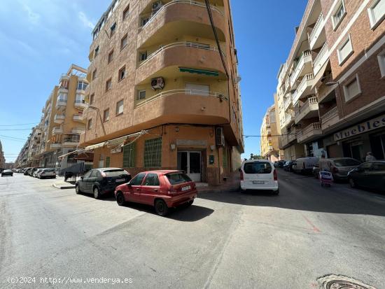  SE VENDE LOCAL COMERCIAL. 120 M2. CON LICENCIA HOSTELERIA. PLAYA A 500 METROS. - ALICANTE 