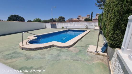 Chalet en parcela de 643 m2, con piscina privada, jardín, barbacoa y garaje - ALICANTE