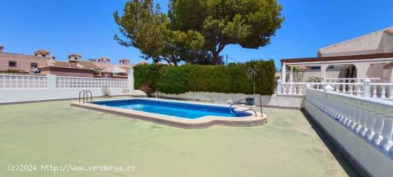 Chalet en parcela de 643 m2, con piscina privada, jardín, barbacoa y garaje - ALICANTE