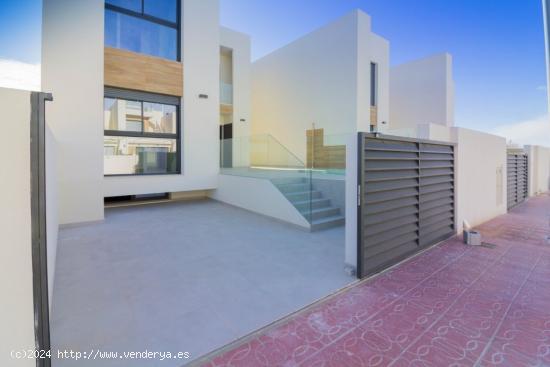 VILLA DE LUJO CON SÓTANO, PARKING Y PISCINA PRIVADA - ALICANTE