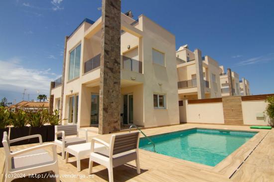  VILLA DE LUJO DE 3 DORMITORIOS 3 BAÑOS, PISCINA PRIVADA, EN LOS FRUTALES, ( TORREVIEJA) ALICANTE. - 