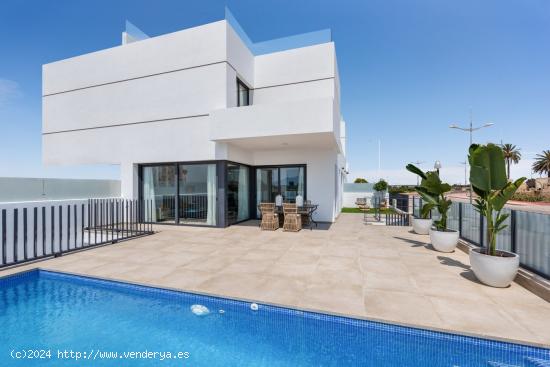 VILLA TIPO QUAD CON PISCINA Y PARKING PRIVADOS EN DOLORES, ALICANTE. - ALICANTE