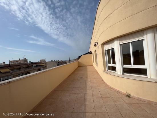 ATICO DE 5 DORMITORIOS 3 BAÑOS, TERRAZA, EN CENTRO DE TORREVIEJA - ALICANTE