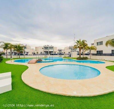 ADOSADO DE 3 DORMITORIOS 2 BAÑOS, PISCINA COMUNITARIA EN AGUAS NUEVAS (TORREVIEJA) - ALICANTE