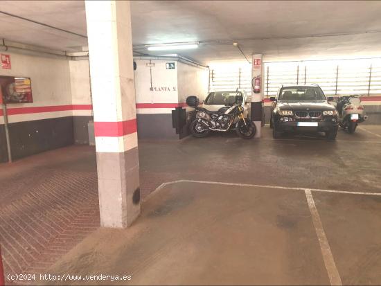 PLAZA DE APARCAMIENTO PARA COCHE MEDIANO-PEQUEÑO. FRENTE A PLAZA DE SANTA MADRONA - BARCELONA