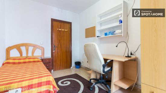 Acogedora habitación en apartamento de 5 dormitorios en Malasaña, Madrid - MADRID