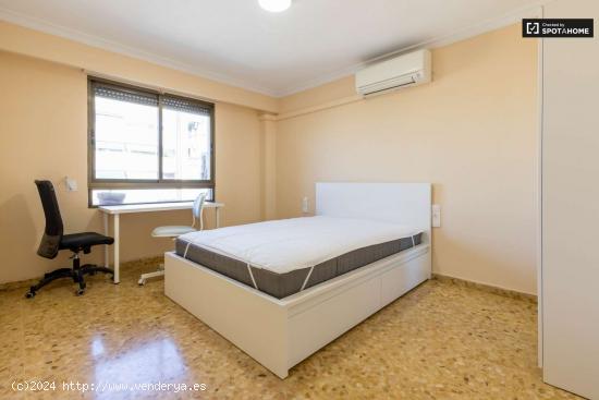 Habitación con baño en alquiler en un apartamento de 3 dormitorios, Benimaclet - VALENCIA