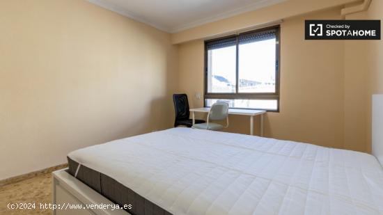 Habitación con baño en alquiler en un apartamento de 3 dormitorios, Benimaclet - VALENCIA