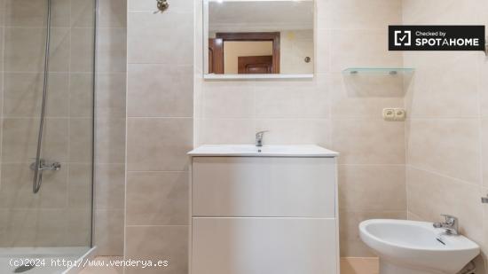 Habitación con baño en alquiler en un apartamento de 3 dormitorios, Benimaclet - VALENCIA