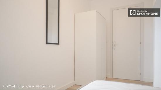 Se alquila habitación en piso de 4 dormitorios en Ambroz - MADRID