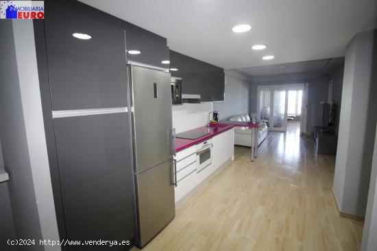 PRIMERA LINEA TOTALMENTE REFORMADO DE TRES HABITACIONES - VALENCIA