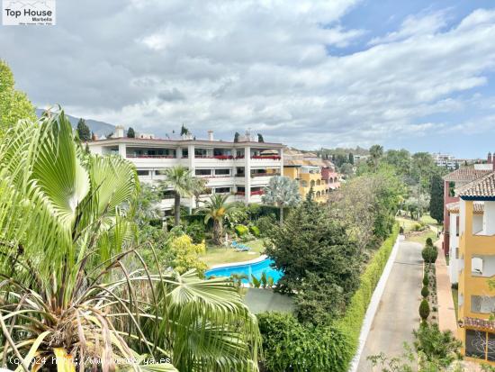 FANTÁSTICO ÁTICO DÚPLEX EN UNA URBANIZACIÓN EXCLUSIVA EN LA ZONA DE LA MILLA DE ORO EN MARBELLA 