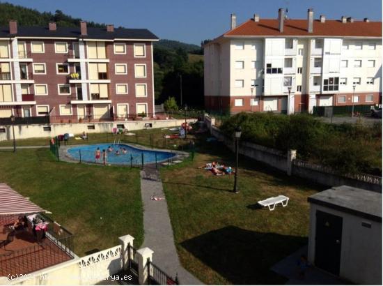 Amplio piso de 3 dormitorios en urb con piscina. - CANTABRIA