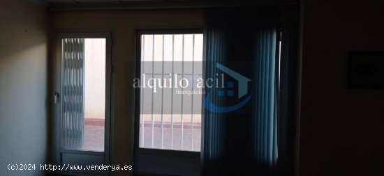 SE ALQUILA ENTREPLANTA EN C/FERIA DE 90 METROS CON PATIO Y ASEO PRIVADO Y 3 ESTANCIAS POR 550€