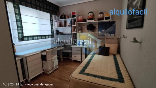 SE ALQUILA HABITACION CON BAÑO PRIVADO Y SALITA PRIVADA POR 375€ TODO INCLUIDO