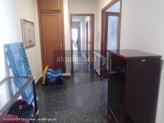 SE VENDE PISO CON GARAJE EN C/ CUENCA DE 4 DORMITORIOS Y 2 BAÑOS POR 230000€