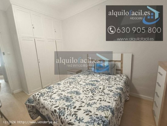 SE ALQUILAN  DOS HABITACIONES  EN C/ ROSARIO POR 300€ TODO INCLUIDO