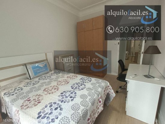 SE ALQUILAN  DOS HABITACIONES  EN C/ ROSARIO POR 300€ TODO INCLUIDO