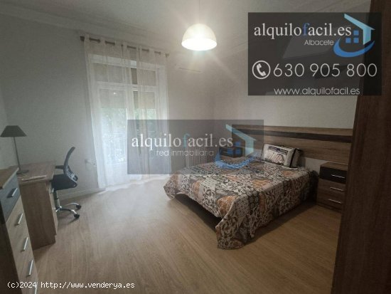 SE ALQUILAN  DOS HABITACIONES  EN C/ ROSARIO POR 300€ TODO INCLUIDO