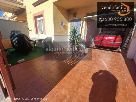 SE VENDE ADOSADO EN LA GINETA DE 4 DORMITORIOS, 3 BAÑOS Y PATIO DE 45 METROS  POR 150000€