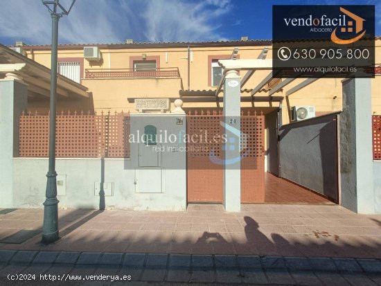 SE VENDE ADOSADO EN LA GINETA DE 4 DORMITORIOS, 3 BAÑOS Y PATIO DE 45 METROS  POR 150000€