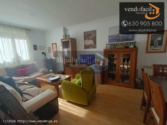 SE VENDE ADOSADO EN LA GINETA DE 4 DORMITORIOS, 3 BAÑOS Y PATIO DE 45 METROS  POR 150000€