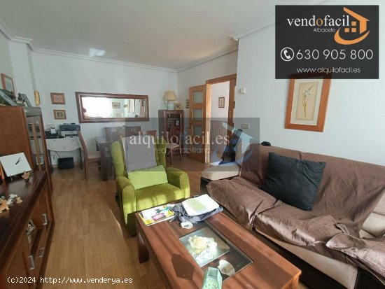 SE VENDE ADOSADO EN LA GINETA DE 4 DORMITORIOS, 3 BAÑOS Y PATIO DE 45 METROS  POR 150000€