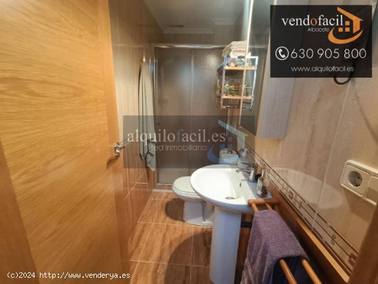 SE VENDE ADOSADO EN LA GINETA DE 4 DORMITORIOS, 3 BAÑOS Y PATIO DE 45 METROS  POR 150000€