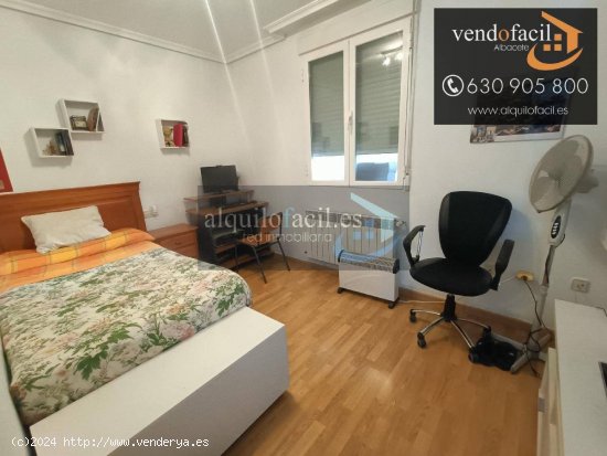 SE VENDE ADOSADO EN LA GINETA DE 4 DORMITORIOS, 3 BAÑOS Y PATIO DE 45 METROS  POR 150000€