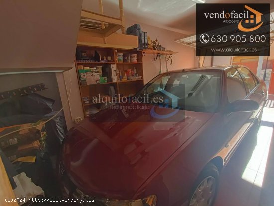 SE VENDE ADOSADO EN LA GINETA DE 4 DORMITORIOS, 3 BAÑOS Y PATIO DE 45 METROS  POR 150000€