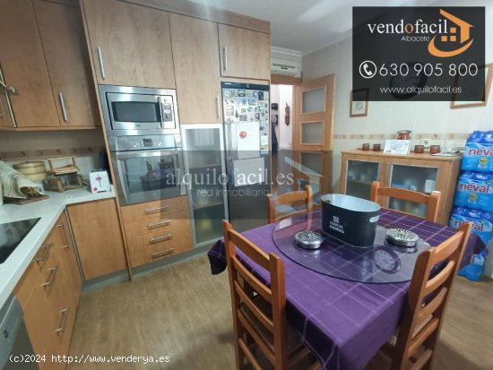 SE VENDE ADOSADO EN LA GINETA DE 4 DORMITORIOS, 3 BAÑOS Y PATIO DE 45 METROS  POR 150000€