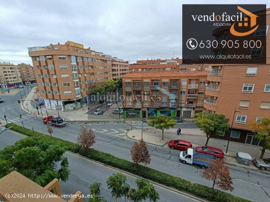 SE VENDE PISO EN C/ MANUEL DE FALLA DE 4 HABITACIONES Y 2 BAÑOS POR 175000€