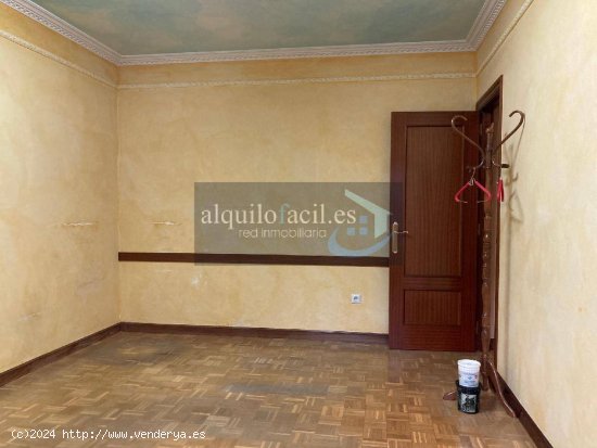 OFICINA FRENTE A JUZGADOS. Despacho, sala de espera, baño, patio 30 m2 útiles. 550.-€/mes