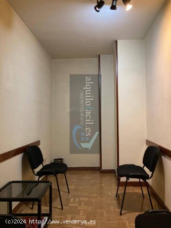 OFICINA FRENTE A JUZGADOS. Despacho, sala de espera, baño, patio 30 m2 útiles. 550.-€/mes