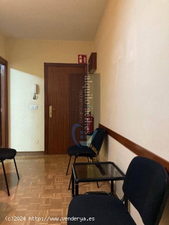 OFICINA FRENTE A JUZGADOS. Despacho, sala de espera, baño, patio 30 m2 útiles. 550.-€/mes