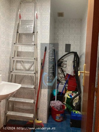 OFICINA FRENTE A JUZGADOS. Despacho, sala de espera, baño, patio 30 m2 útiles. 550.-€/mes