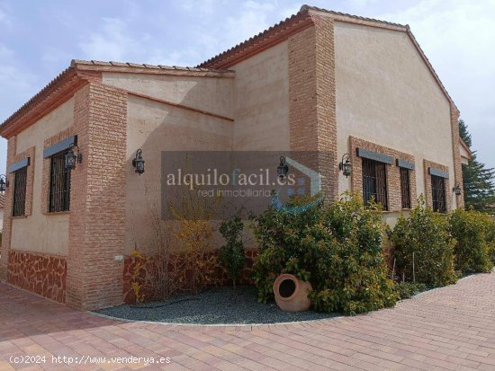  SE ALQUILA CHALET EN CARRETERA DE JAEN POR 2500€ 