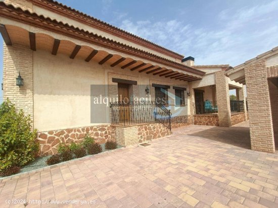 SE ALQUILA CHALET EN CARRETERA DE JAEN POR 2500€