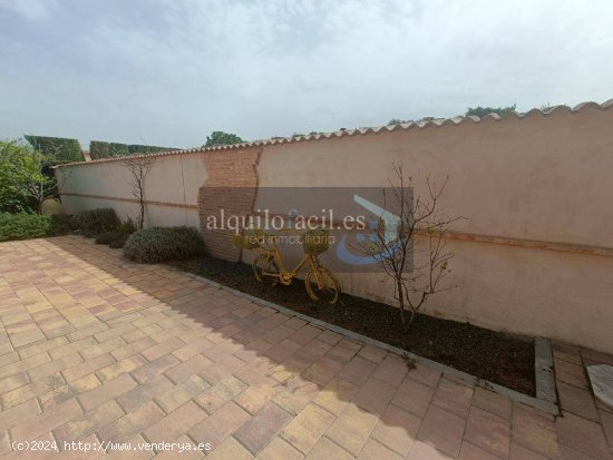 SE ALQUILA CHALET EN CARRETERA DE JAEN POR 2500€