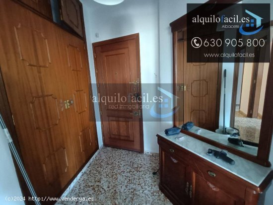 SE ALQUILAN HABITACIONES EN C/ PEREZ PASTOR POR 300€ TODO INCLUIDO