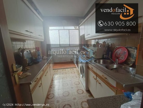 SE VENDE PISO EN C/ HERMANOS QUINTERO DE 3 HABITACIONES POR 125000€