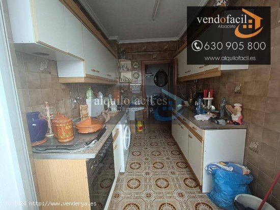 SE VENDE PISO EN C/ HERMANOS QUINTERO DE 3 HABITACIONES POR 125000€