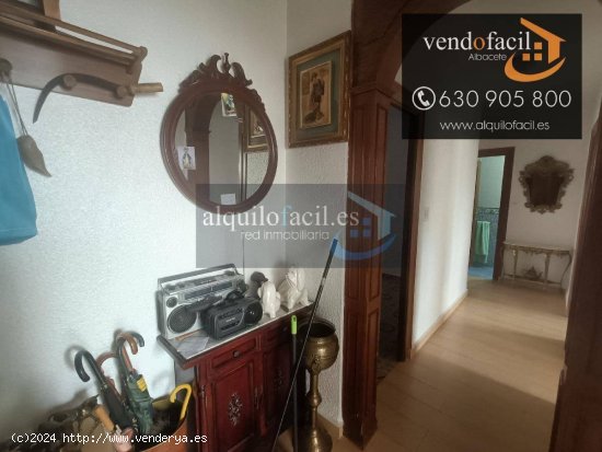 SE VENDE PISO EN C/ HERMANOS QUINTERO DE 3 HABITACIONES POR 125000€