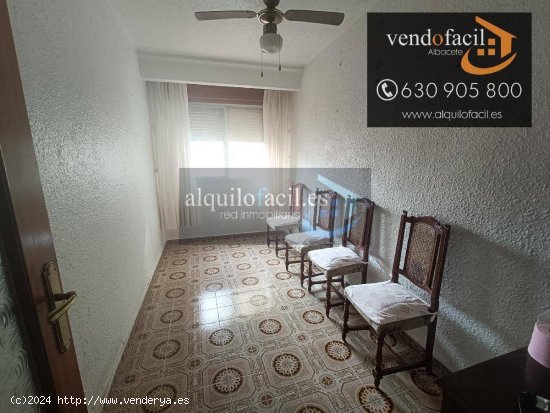 SE VENDE PISO EN C/ HERMANOS QUINTERO DE 3 HABITACIONES POR 125000€